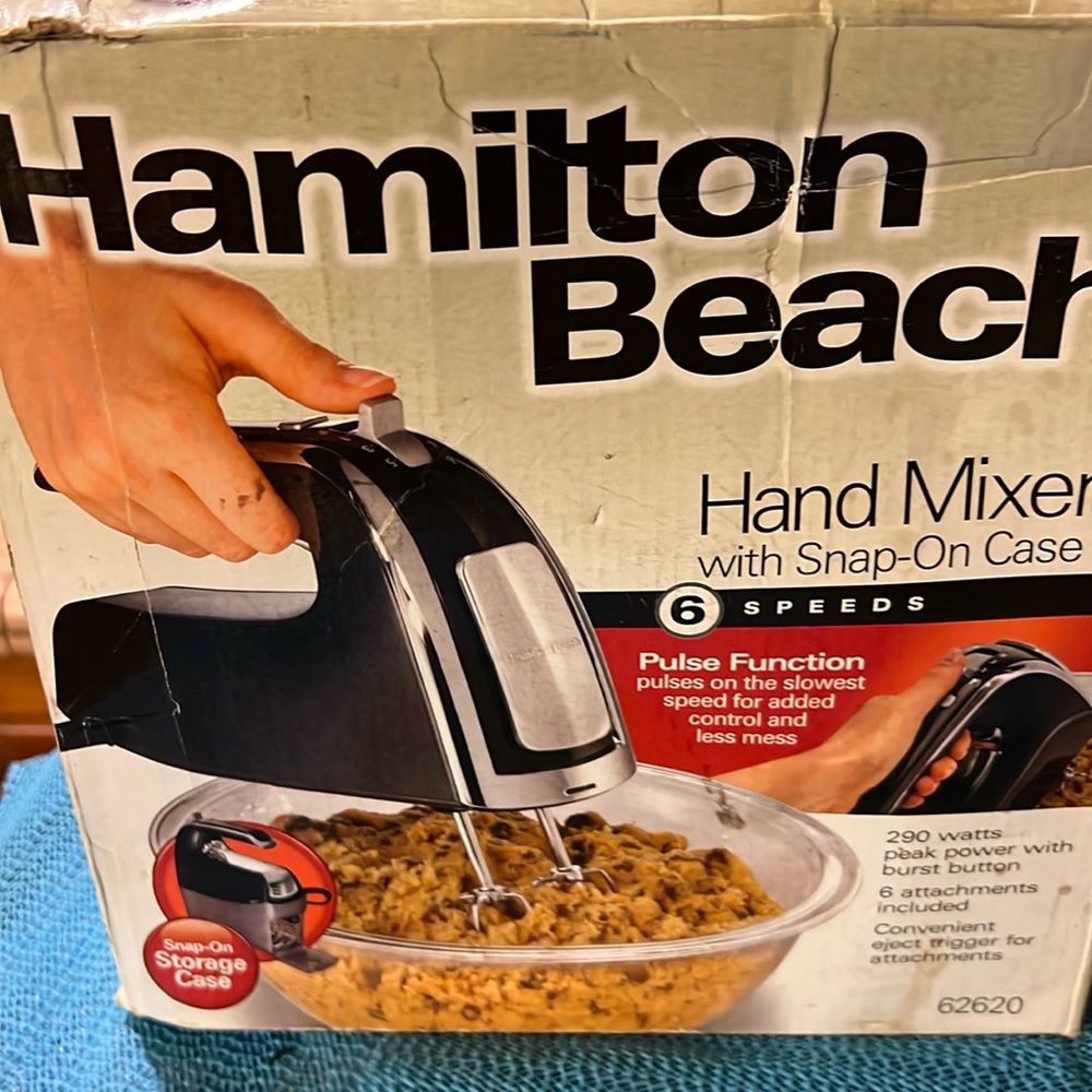 NEW HAMILTON BEACH HAND MIXER WITH SNAP ON CASE !